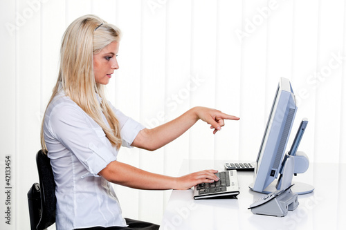Foto: Frau mit Computer im Büro Frau mit Computer im Büro
