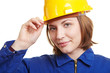 Handwerkerin setzt Helm auf