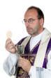 Katholischer Priester mit kelch
