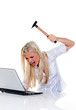Foto: Computer Probleme mit Hammer und Laptop Computer Probleme mit Hammer und Laptop