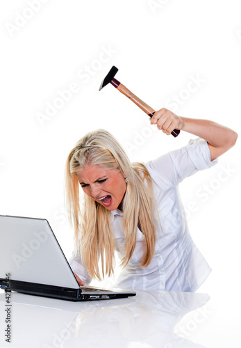 Foto: Computer Probleme mit Hammer und Laptop Computer Probleme mit Hammer und Laptop