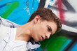 Cool blickender Jugendlicher Mann vor Graffiti