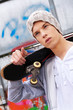 Foto: Cool blickender Jugendlicher Mann vor Graffiti Cool blickender Jugendlicher Mann vor Graffiti
