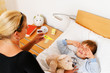 Foto: Mutter und krankes Kind im Bett. Grippe. Mutter und krankes Kind im Bett. Grippe.