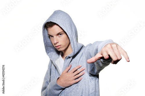 Photo: Cool blickender Jugendlicher Mann vor Graffiti Cool blickender Jugendlicher Mann vor Graffiti
