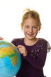 Kind mit einem Globus
