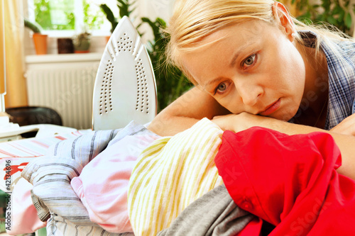 Foto: Hausfrau beim Bügeln Hausfrau beim Bügeln