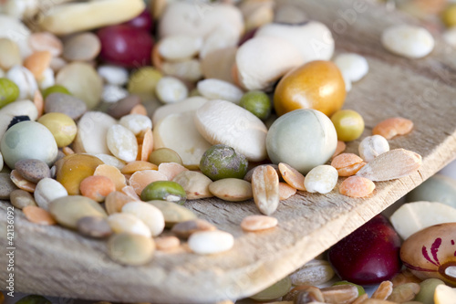 Foto: Mixed vegetables on wooden spoon and a white background Mixed vegetables on wooden spoon and a white background