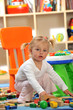 Kleines Mädchen spielt im Kinderzimmer