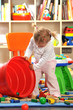 Foto: Kleines Mädchen sitzt in Spielzeugeimer Kleines Mädchen sitzt in Spielzeugeimer