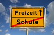 Deutsches Ortsschild Schule Freizeit