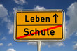 Deutsches Ortsschild Schule Leben