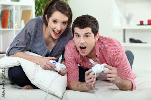 Foto: young couple playing video games young couple playing video games