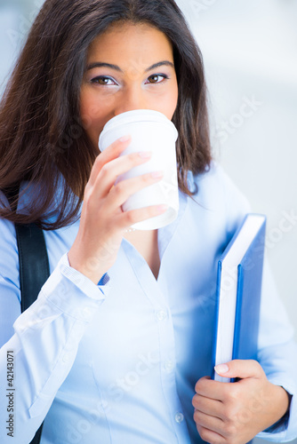 Photo: studentin trinkt in der pause einen kaffee studentin trinkt in der pause einen kaffee