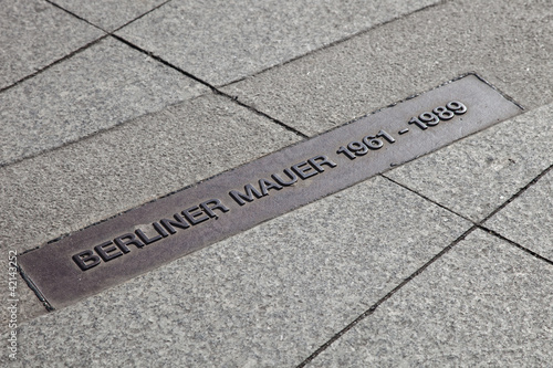 Photo: Berliner Mauer - Markierung Berliner Mauer - Markierung