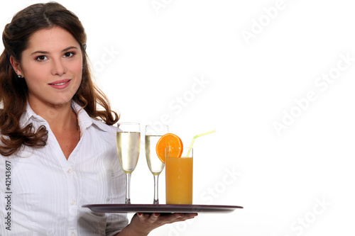 Foto: Waitress carrying tray of drinks Waitress carrying tray of drinks
