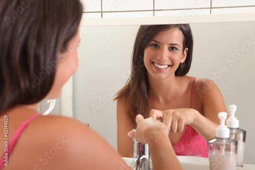 Foto: woman in the bathroom woman in the bathroom