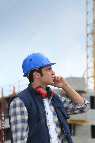 Foto: Tradesman working on a construction site Tradesman working on a construction site