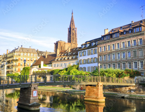 Photo: Quais de Strasbourg, cathédrale en arrière plan Quais de Strasbourg, cathédrale en arrière plan