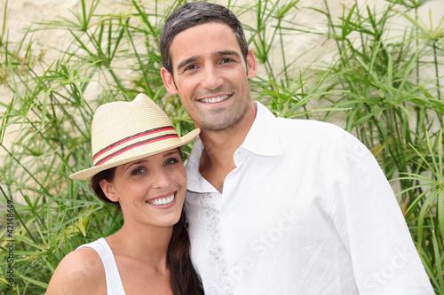 Foto: Couple in front of green branches Couple in front of green branches
