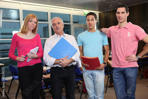 Foto: Teacher stood with university students Teacher stood with university students