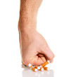 Foto: Man’s fist crushing cigarettes Man’s fist crushing cigarettes
