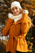 Blondine im Herbst