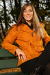 Blondine im Herbst