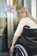 Rollstuhlfahrerin vor defektem Lift
