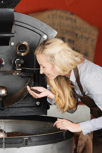 Foto: frau prüft kaffeebohnen in der rösterei frau prüft kaffeebohnen in der rösterei