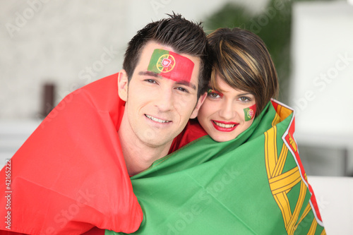 Foto: Portuguese soccer fans wrapped in flag Portuguese soccer fans wrapped in flag