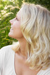 Junge blonde Frau im Sommer