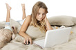 jeune fille sur sur le net