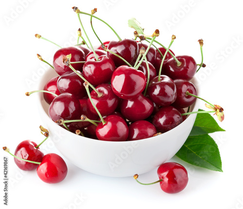 Foto: fresh cherry berries with green leaf fresh cherry berries with green leaf