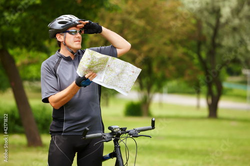 Foto: Biker with map Biker with map