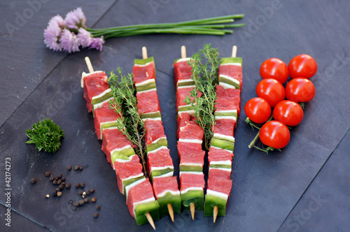 Photo: brochettes crues et grappe de tomates 2 brochettes crues et grappe de tomates 2