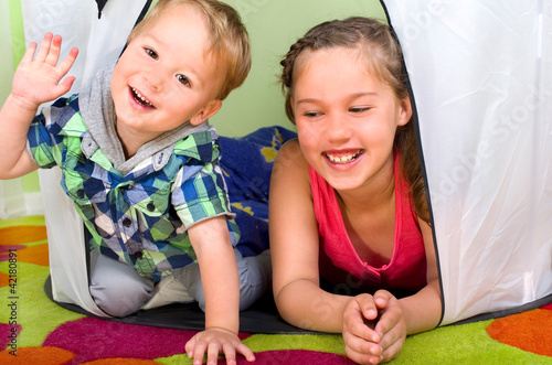 Photo: Kinder im Zelt Kinder im Zelt