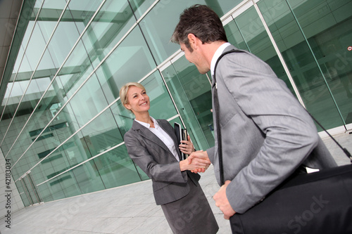 Foto: Business people shaking hands after meeting Business people shaking hands after meeting