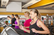 junge Menschen beim Training auf Laufbändern im Fitnessstudio