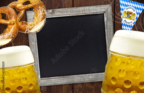 Foto: Tafel mit Oktoberfest auf Holz Bretzel und Wimpel, Glas Tafel mit Oktoberfest auf Holz Bretzel und Wimpel, Glas