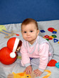 Младенец играет с куклой-неваляшкой