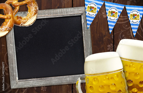 Foto: Tafel mit Oktoberfest auf Holz Bretzel und Wimpel, Glas Tafel mit Oktoberfest auf Holz Bretzel und Wimpel, Glas