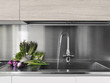 verdure fresche sul piano di acciaio di una cucina moderna