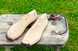 Holzschuhe auf Holzschemel