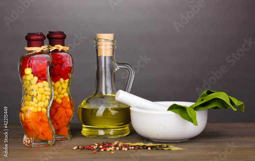 Foto: ingredients and spice on wooden table on grey background ingredients and spice on wooden table on grey background