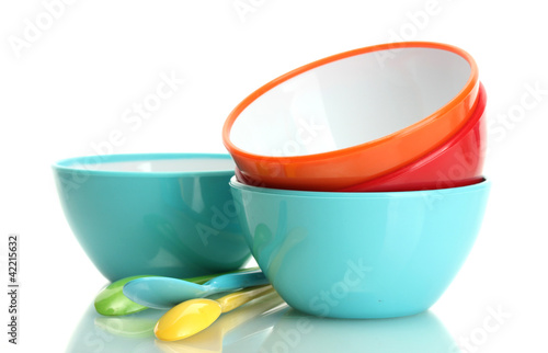 Foto: bright empty bowls and spoons isolated on white bright empty bowls and spoons isolated on white