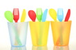 Foto: bright plastic disposable tableware isolated on white background bright plastic disposable tableware isolated on white background