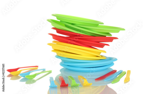 Foto: bright plastic disposable tableware isolated on white background bright plastic disposable tableware isolated on white background