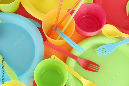 Foto: bright plastic disposable tableware close-up bright plastic disposable tableware close-up