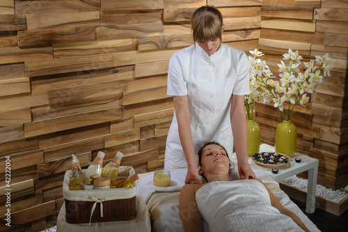 Foto: Woman enjoying neck massage at luxury spa Woman enjoying neck massage at luxury spa